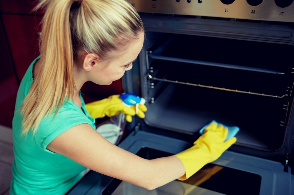 Cleaning an oven