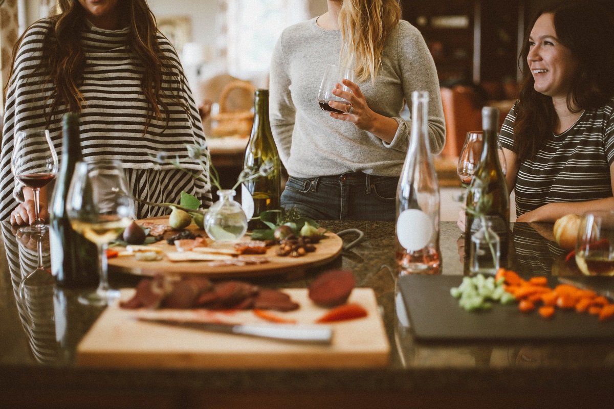What is proper housewarming party etiquette for both the host and the guest? Here's a complete guide to everything you need to know about housewarming parties.