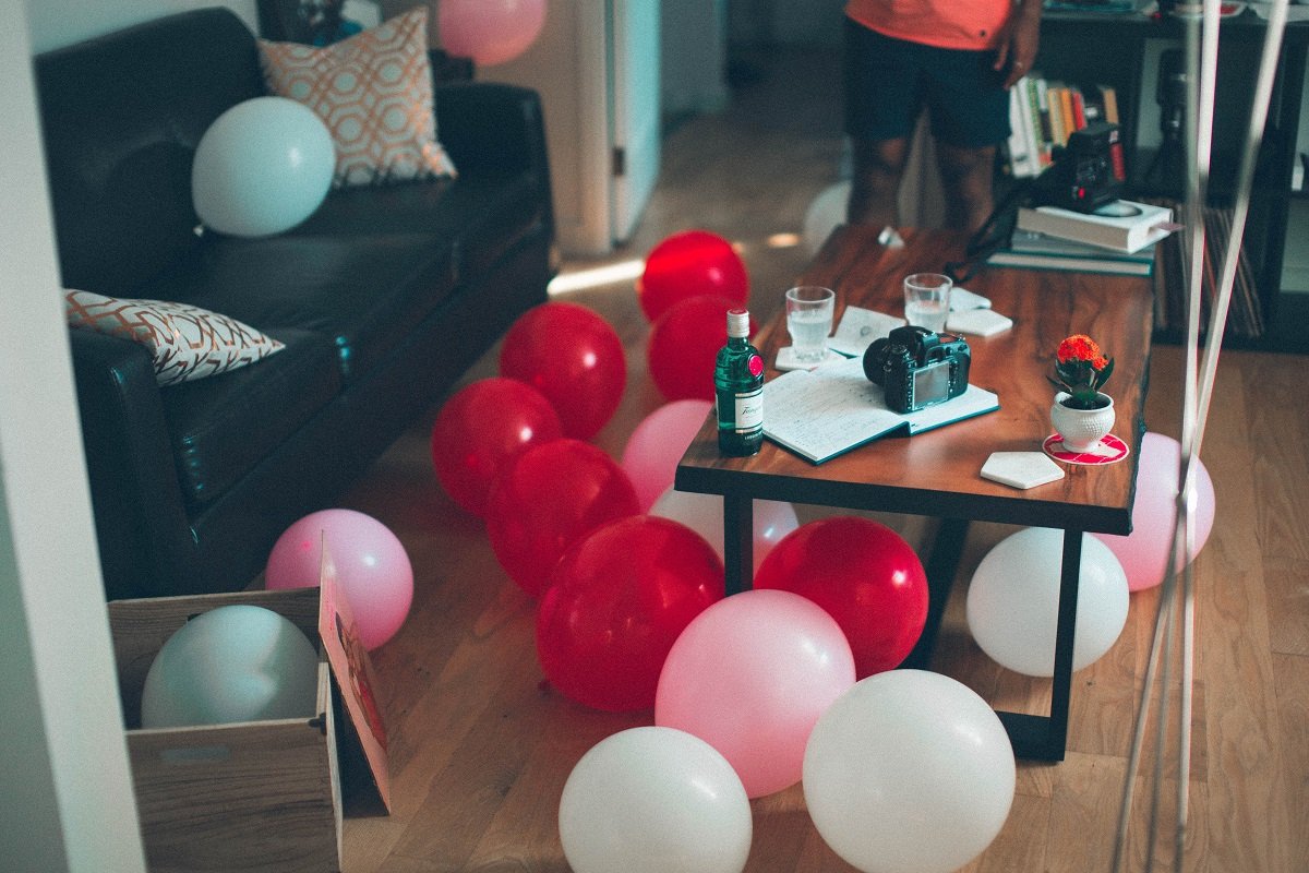 Was ist eine Einweihungsparty? Es ist eine Gelegenheit, eine Person in ihrem neuen Zuhause willkommen zu heißen. Die Etikette sagt, dass die Gäste ein kleines Geschenk mitbringen sollten. Traditionelle Einweihungsgeschenke sind in der Regel kleine Gegenstände, die im Haus, insbesondere in der Küche, verwendet werden können. Für die Gastgeber kann die Dekoration der Einweihungsparty einfach sein, wie diese Luftballons.'s a chance to welcome a person to their new home. Etiquette says guests should bring a small gift. Traditional housewarming gifts are usually some kind of small item that can be used in the home, particularly the kitchen. For hosts, housewarming party decor can be simple, like these balloons.