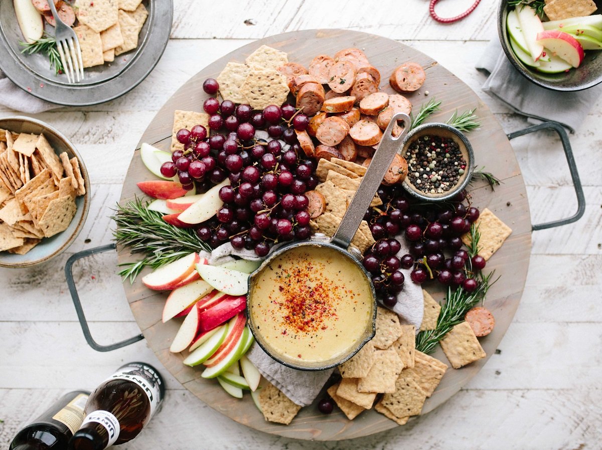 House warming party etiquette dictates that hosts should plan on serving food. Good housewarming party foods ideas are finger foods or things that can be eaten easily while guests mingle, such as hors d'oeuvres. 