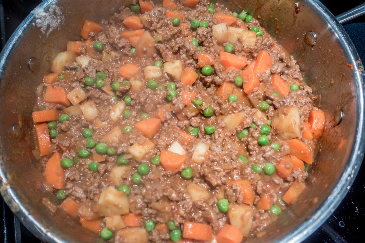 Shepherd's pie with beef, vegetables, and tomato sauce